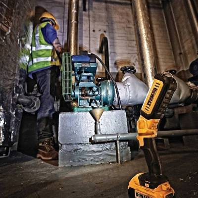 Latarka akumulatorowa lampa przegubowa DeWALT DCL050 18V 500lm - zdjęcie nr 4