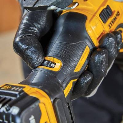 Wyrzynarka akumulatorowa DeWalt DCS335NT 18V + walizka - zdjęcie nr 3