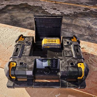 Radio budowlane akumulatorowe z ładowarką DeWalt DWST1-81078 - zdjęcie nr 3