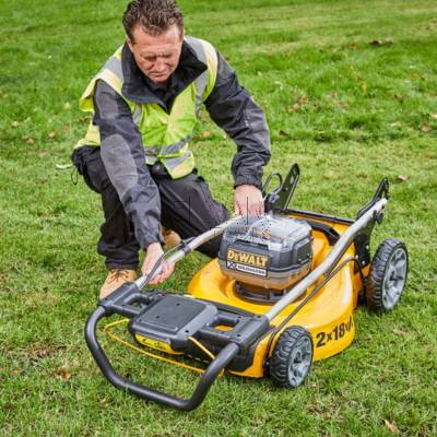 Kosiarka akumulatorowa DeWalt DCMW564P2 2x18V 48cm 55L + 2x5Ah - zdjęcie nr 4