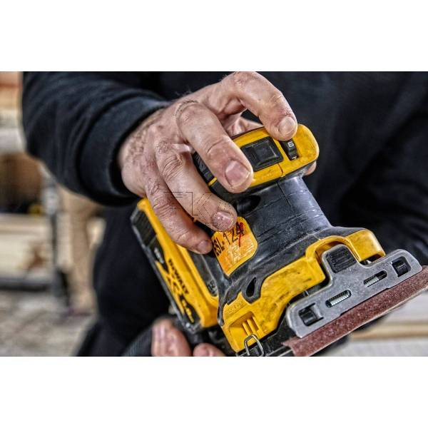 Szlifierka oscylacyjna DeWALT DCW200P2-QW 18V + 2x5Ah + walizka - zdjęcie nr 4