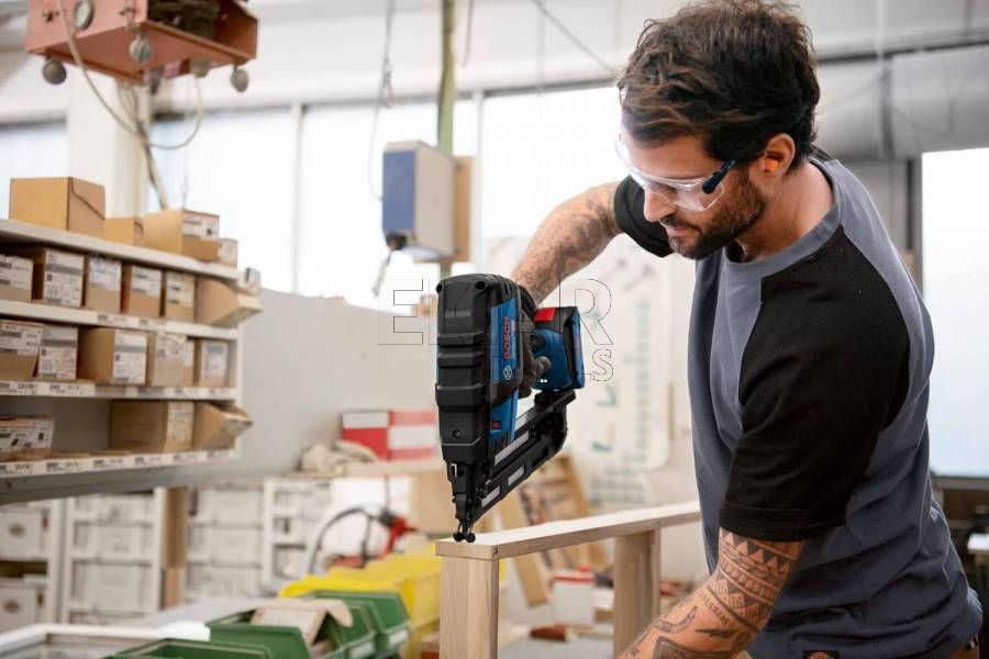 Gwoździarka akumulatorowa do drewna BOSCH GNH 18V-64 M 0601481003 + 2x4Ah + L-BOXX - zdjęcie nr 4