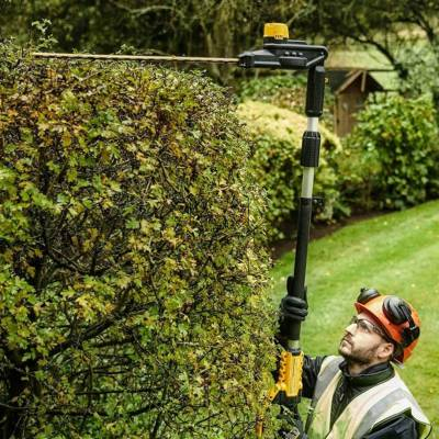 Nożyce do żywopłotu akumulatorowe na wysięgniku DeWalt DCMPH566N 18V 55cm - zdjęcie nr 4