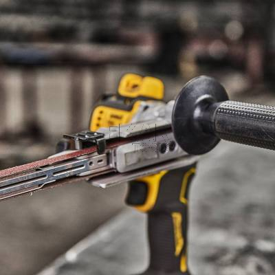 Szlifierka taśmowa akumulatorowy pilnik DeWalt DCM200N 18V - zdjęcie nr 4