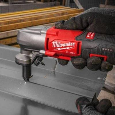 Nożyce do blachy akumulatorowe Milwaukee M12 FNB16-0X 4933479618 + walizka - zdjęcie nr 3