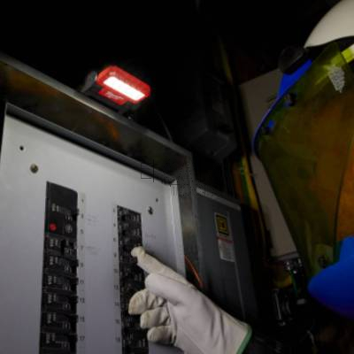 Reflektor składany akumulatorowy USB Milwaukee L4 FFL-301 4933479766 - zdjęcie nr 4