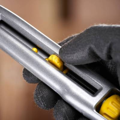 Nóż z łamanym ostrzem Interlock 18mm STANLEY 4-10-018 - zdjęcie nr 4